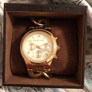 Super trendy, never worn Michael kors watch!